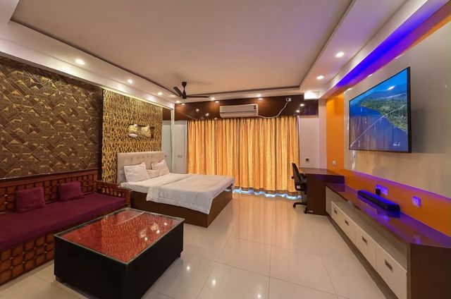 Siddha Xanadu Ultra Luxury Apartment near Airport 