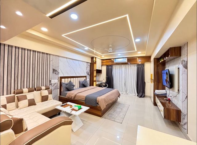 Luxury Studio Near Airport with Pool & Gym