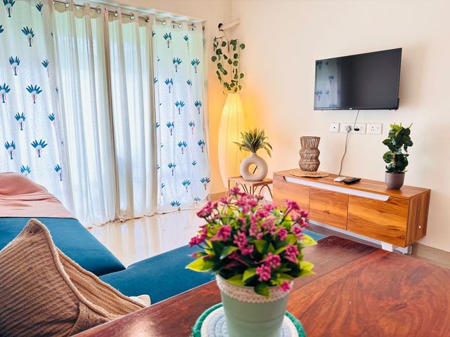 Tropical Big 1BHK | 5 mins Baga Anjuna | Pool Balcony